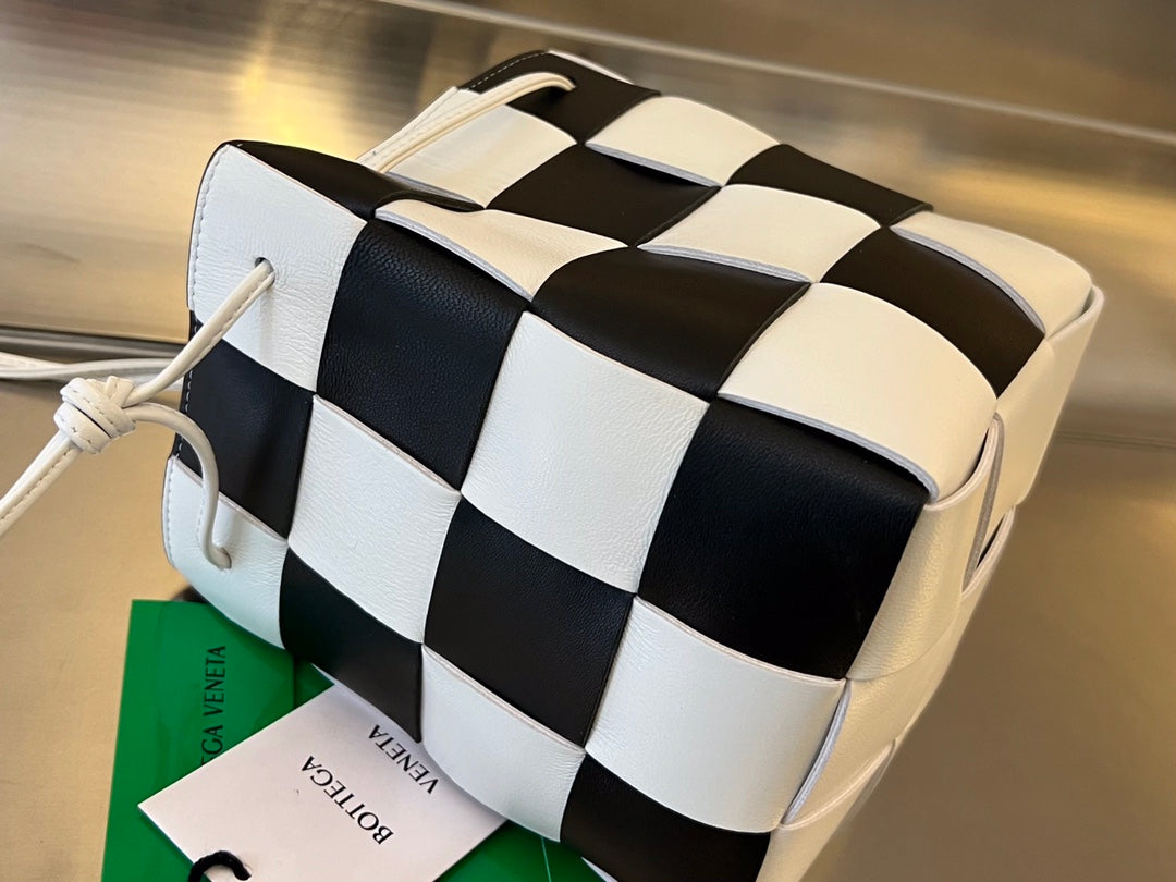 SMALL CASSETTE BUCKET 18 IN WHITE MIX BLACK CALFSKIN