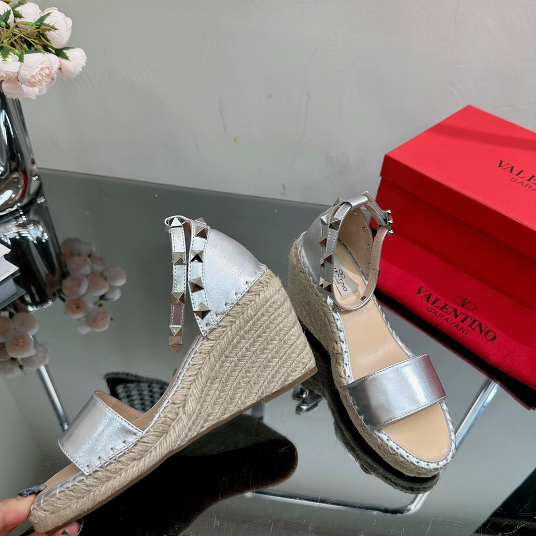 ROCKSTUD WEDGE 85 MM IN SILVER CALFSKIN