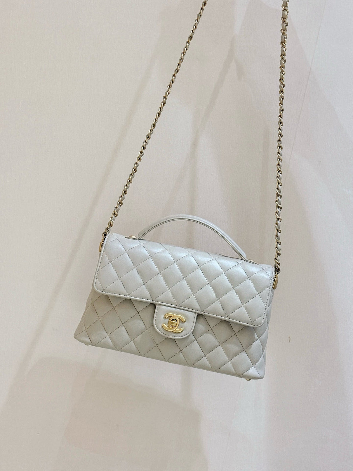 25P KELLY HANDLE BAG 26 IN MILKY WHITE LAMBSKIN GOLD HARDWARE