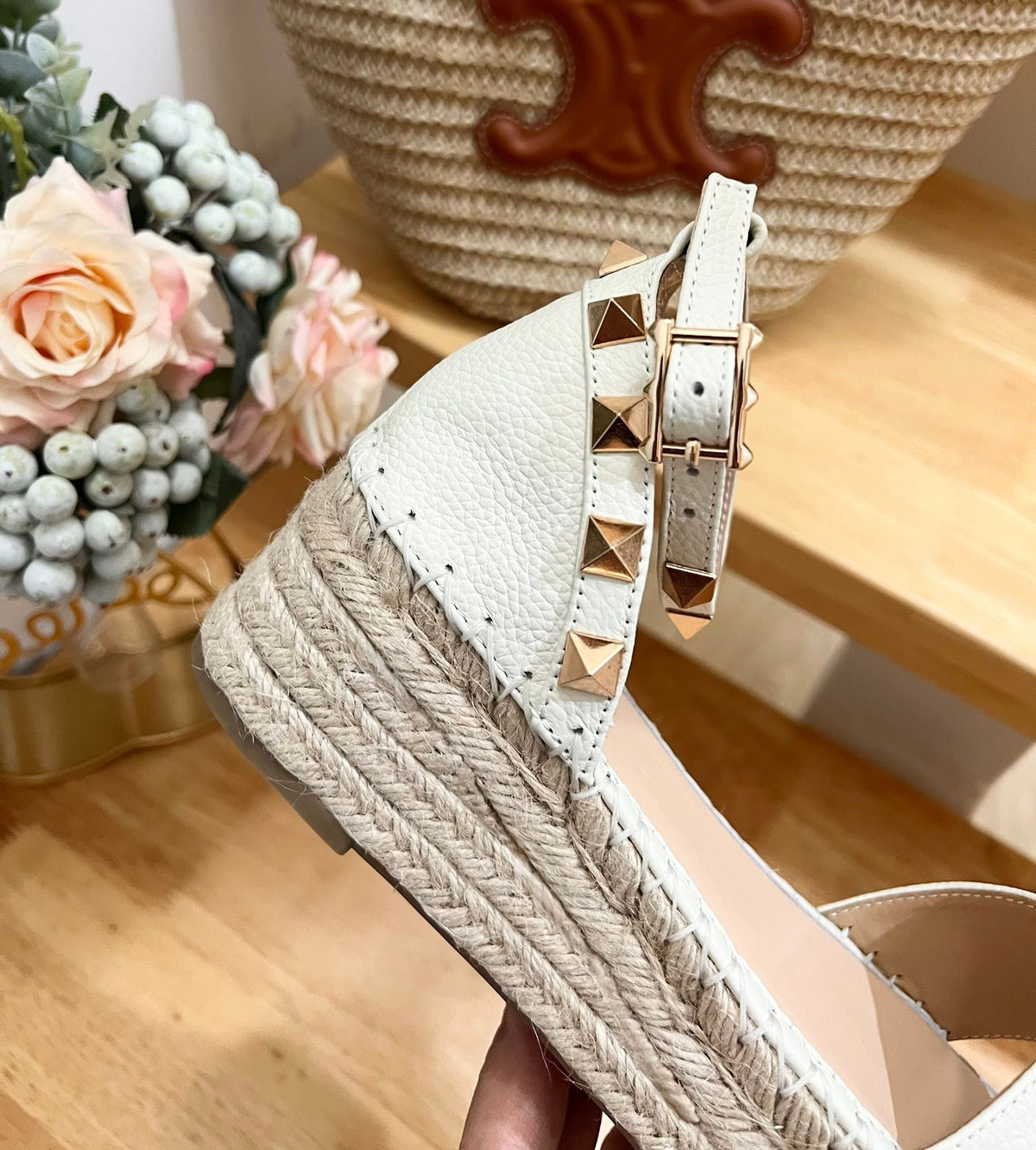 ROCKSTUD FLATFORM SANDAL IN WHITE CALFSKIN