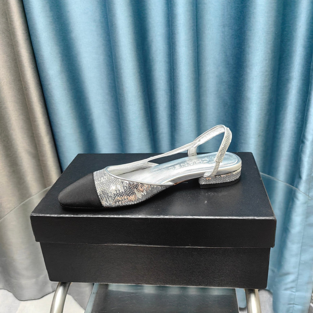 SLINGBACKS IN GLITTER SILVER LAMBSKIN