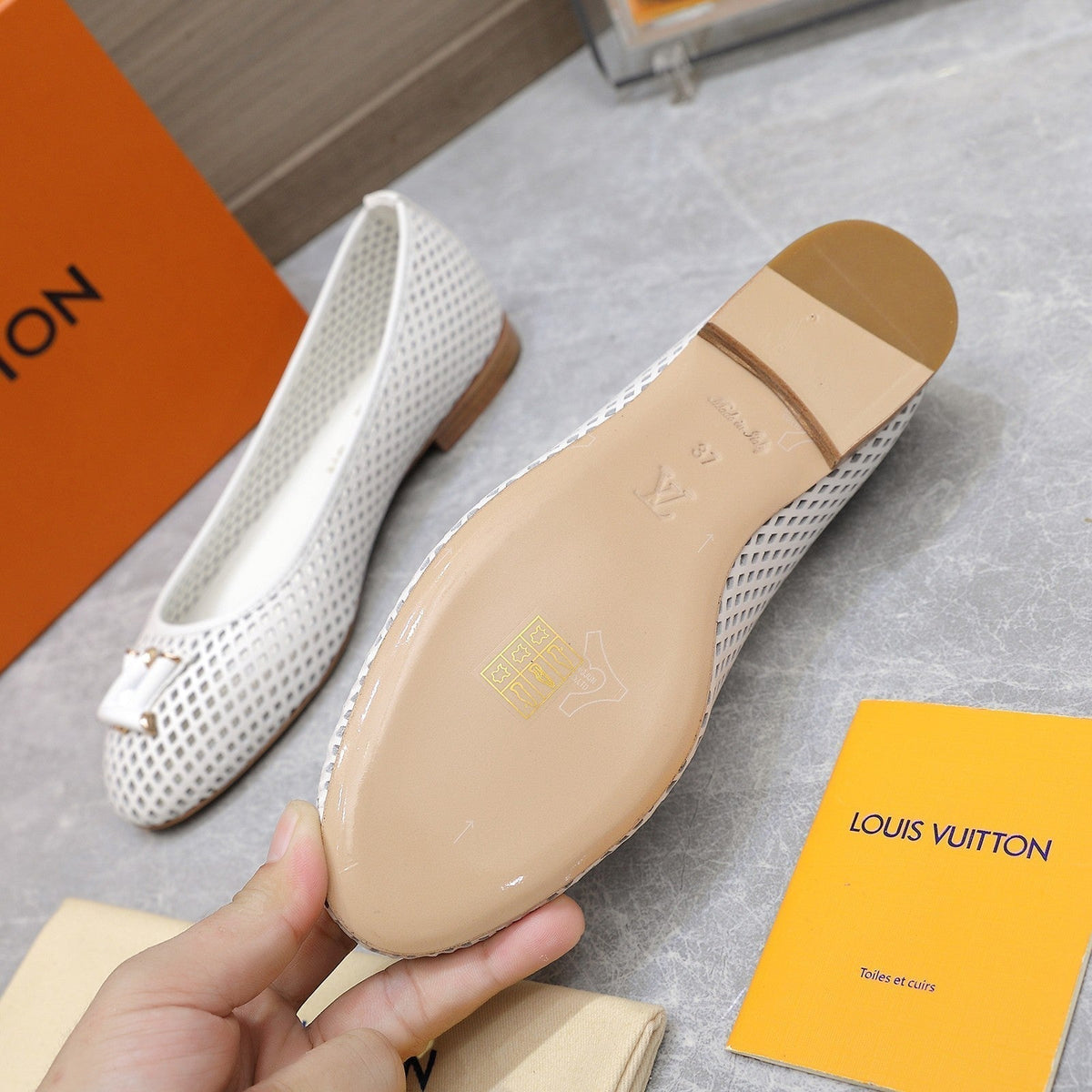 LV WOMEN'S BALLET FLAT IN WHITE CALFSKIN WITH PERFORATION CRAFTMANSHIP