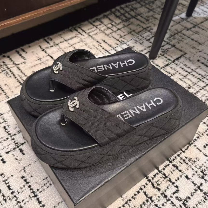 THICK-SOLED THONG SLIPPERS IN BLACK DENIM