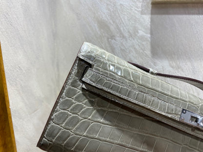 KELLY CUT 31 IN ASH GRAY SHINNY ALLIGATOR LEATHER WITH SILVER HARDWARE