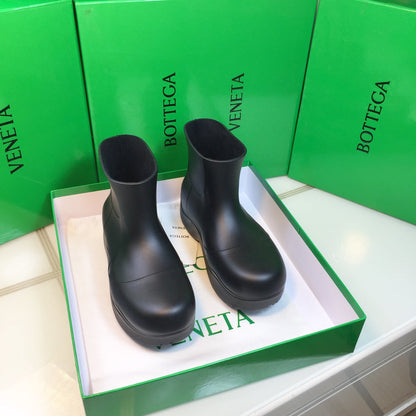PUDDLE ANKLE BOOT IN BLACK RUBBER