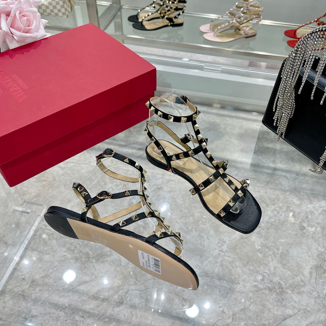 ROCKSTUD SANDAL WITH STRAPS IN BLACK CALFSKIN