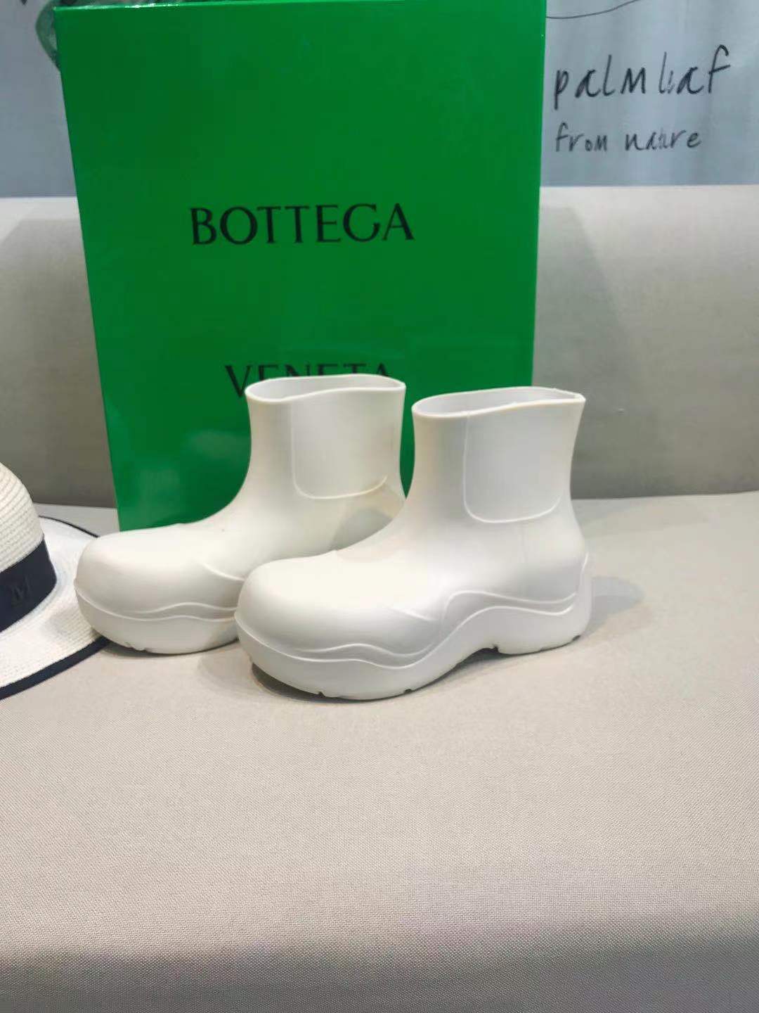 PUDDLE ANKLE BOOT IN WHITE RUBBER