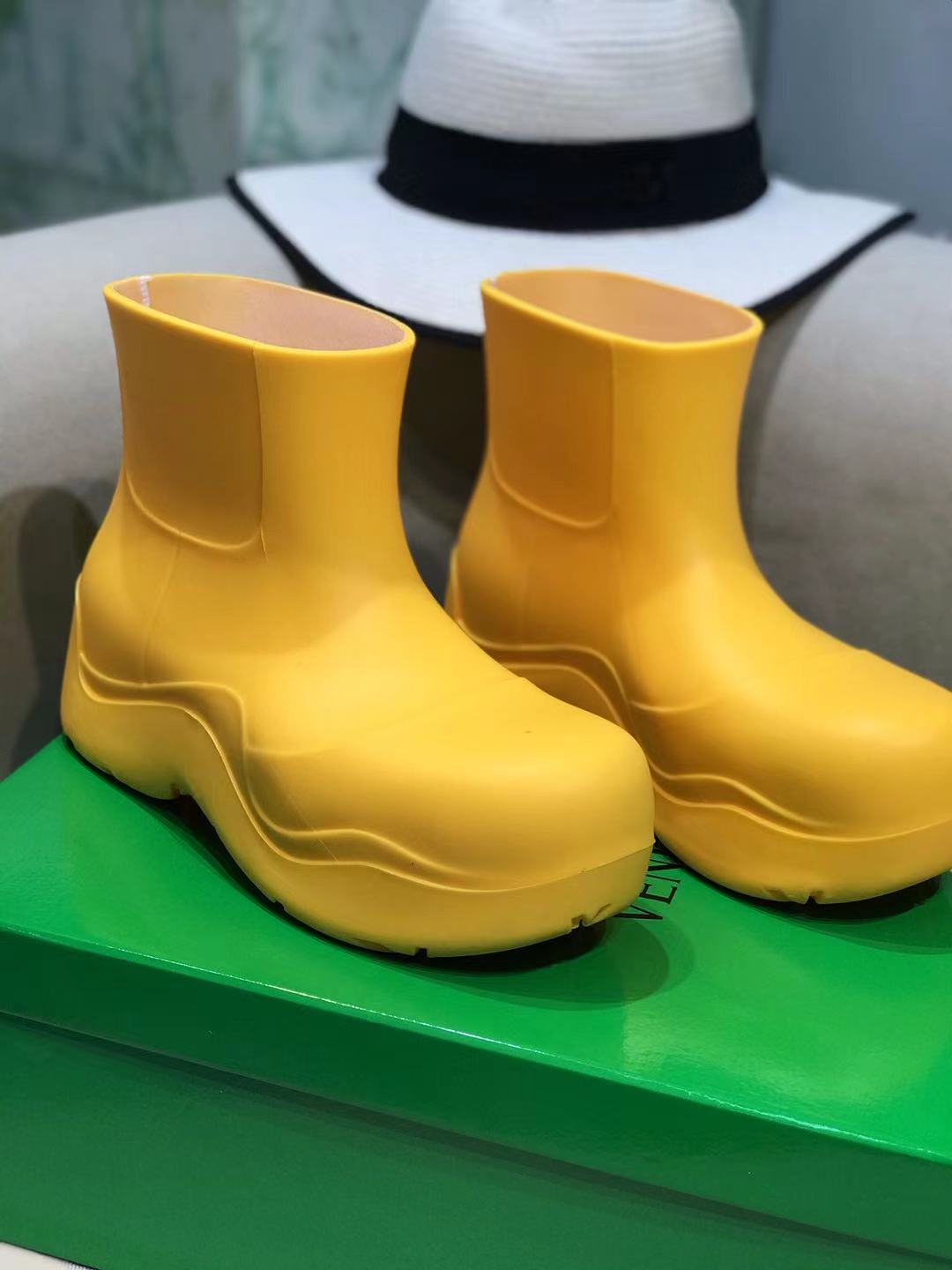 PUDDLE ANKLE BOOT IN BRIGHT YELLOW RUBBER