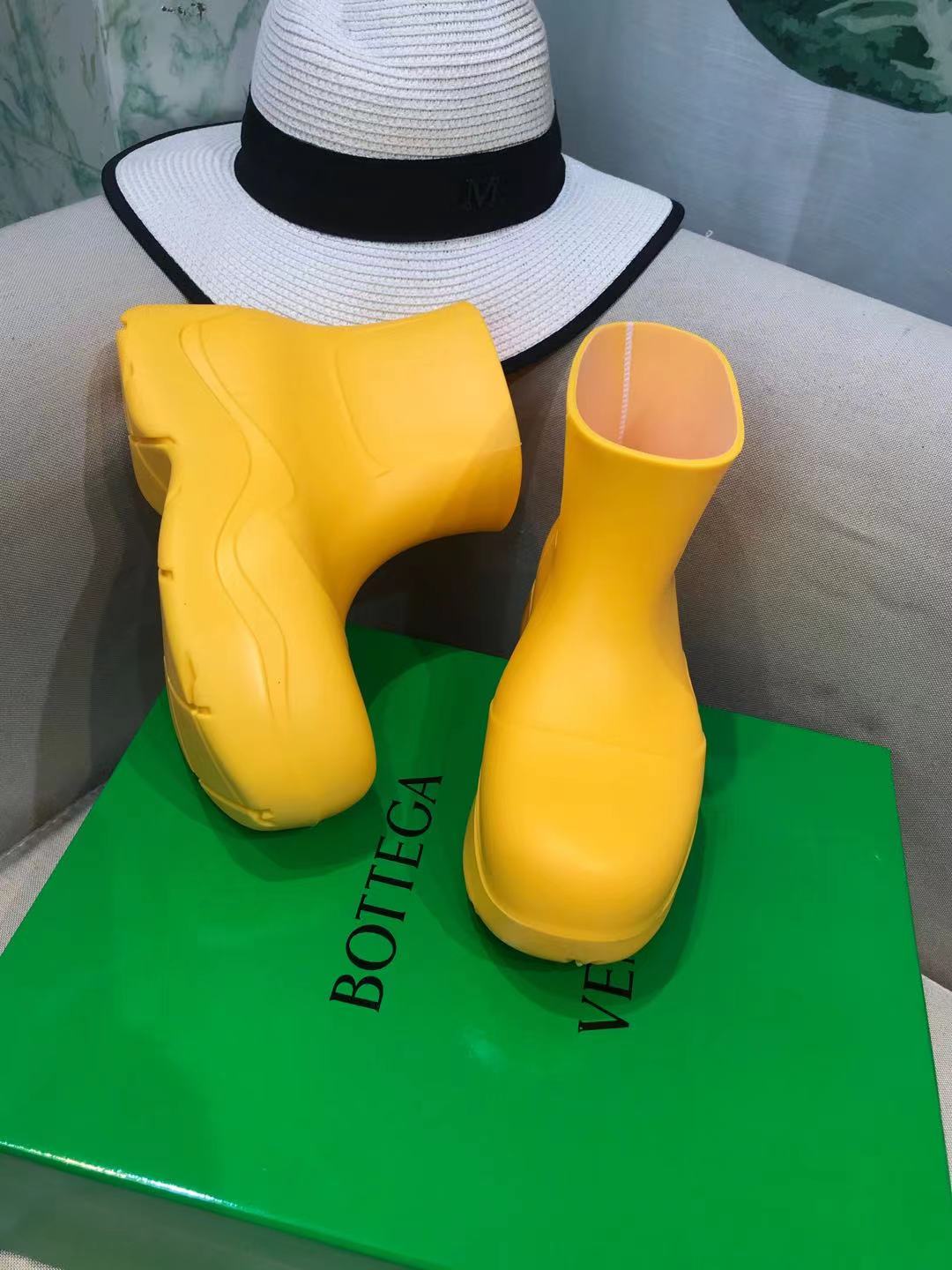 PUDDLE ANKLE BOOT IN BRIGHT YELLOW RUBBER