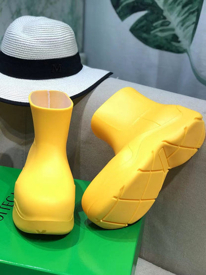 PUDDLE ANKLE BOOT IN BRIGHT YELLOW RUBBER