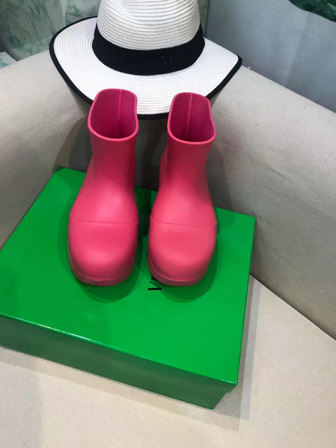 PUDDLE ANKLE BOOT IN BRIGHT PINK RUBBER