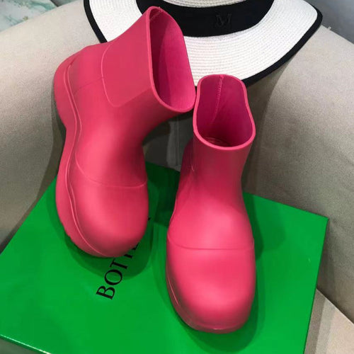 PUDDLE ANKLE BOOT IN BRIGHT PINK RUBBER