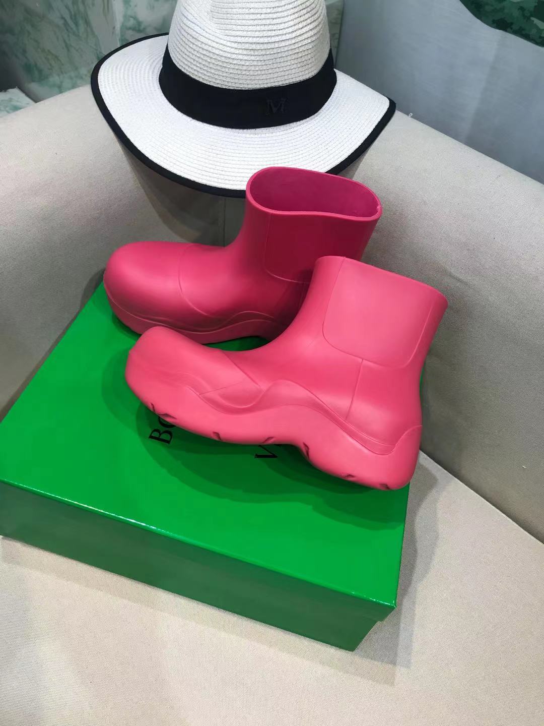 PUDDLE ANKLE BOOT IN BRIGHT PINK RUBBER