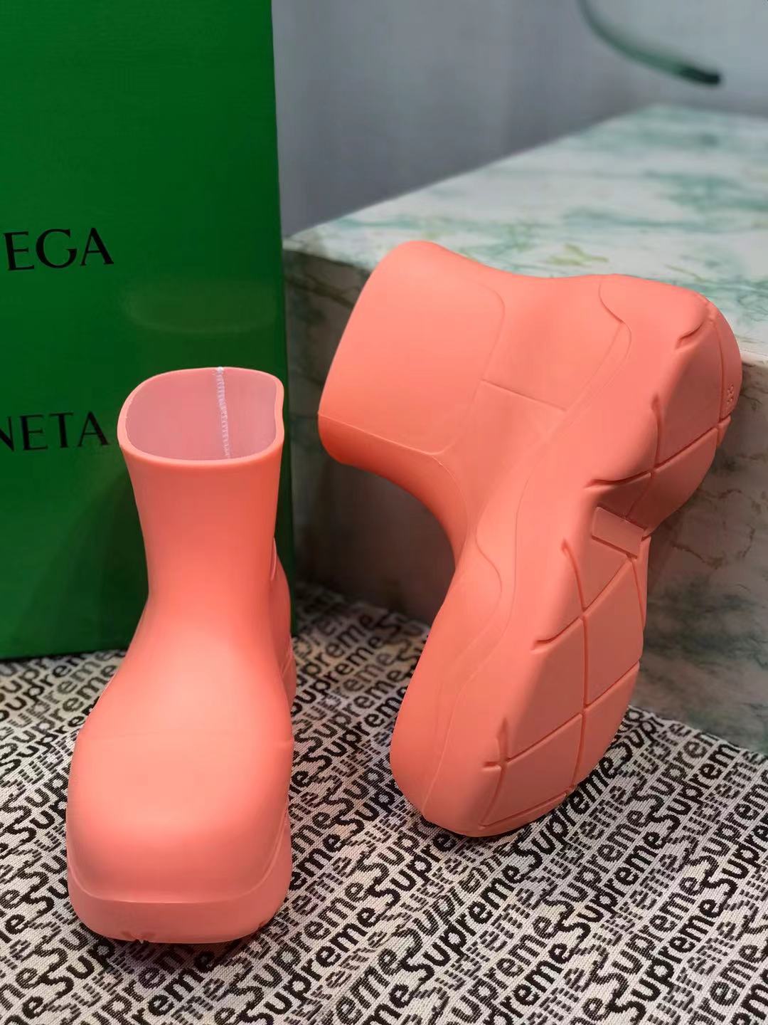 PUDDLE ANKLE BOOT IN PUNCH PINK RUBBER