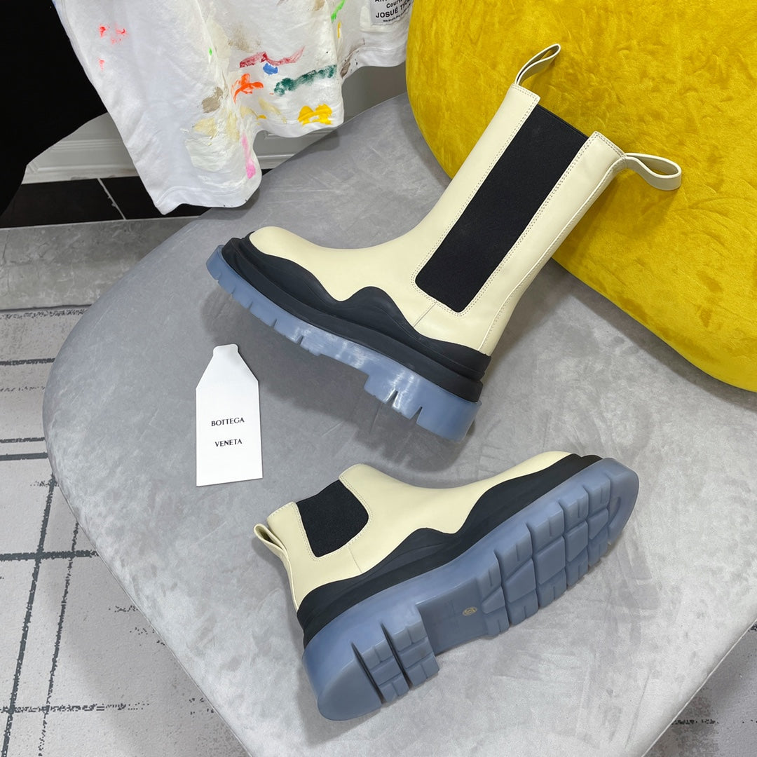 TIRE CHELSEA BOOT IN BLACK MIX BISQUE BEIGE CALFSKIN WITH STEEL BLUE SOLE