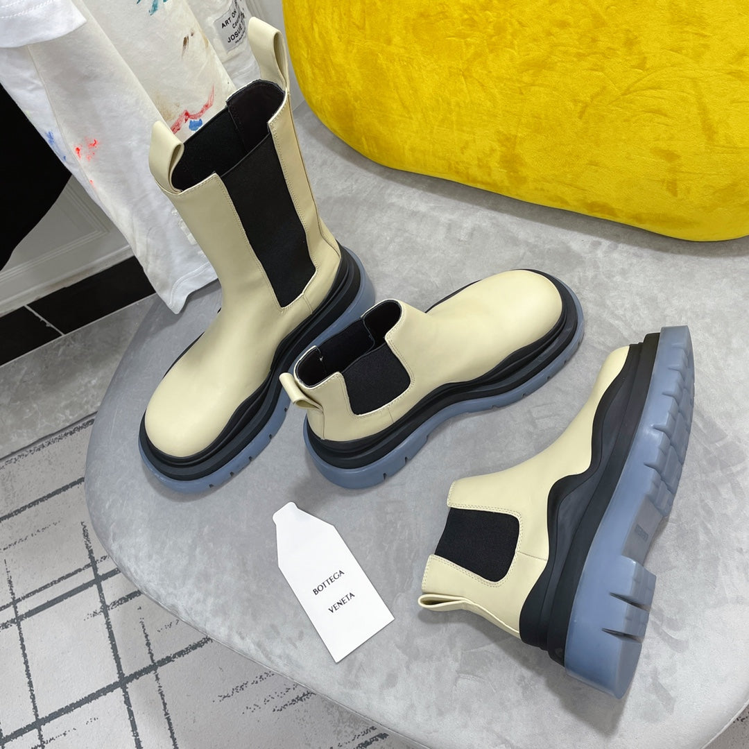 TIRE CHELSEA BOOT IN BLACK MIX BISQUE BEIGE CALFSKIN WITH STEEL BLUE SOLE