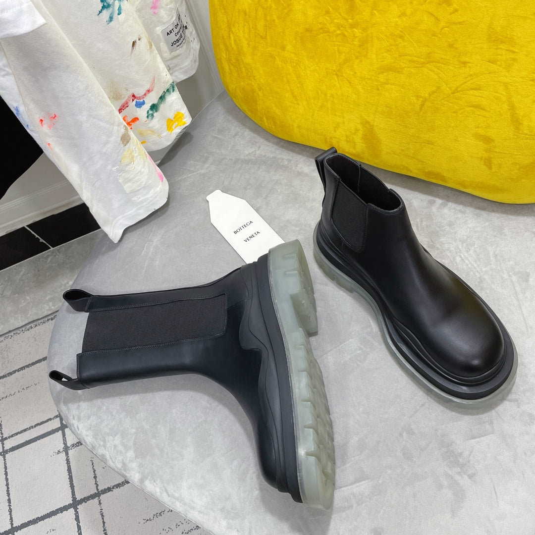 TIRE CHELSEA BOOT IN BLACK CALFSKIN WITH PALE GRAY SOLE