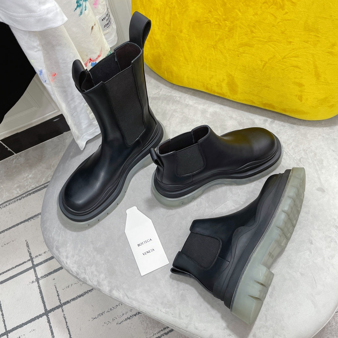 TIRE CHELSEA BOOT IN BLACK CALFSKIN WITH PALE GRAY SOLE