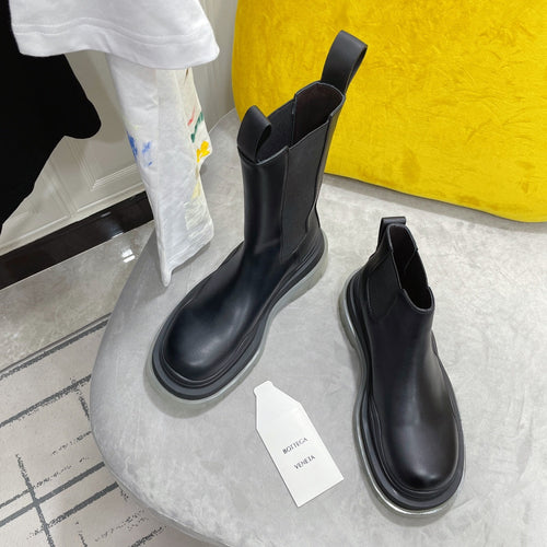 TIRE CHELSEA BOOT IN BLACK CALFSKIN WITH PALE GRAY SOLE
