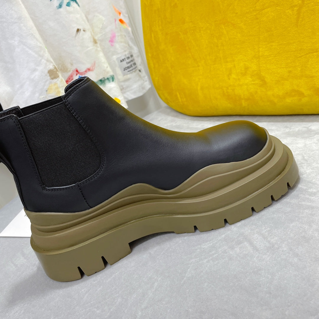 TIRE CHELSEA BOOT IN BLACK MIX OLIVE GREEN CALFSKIN