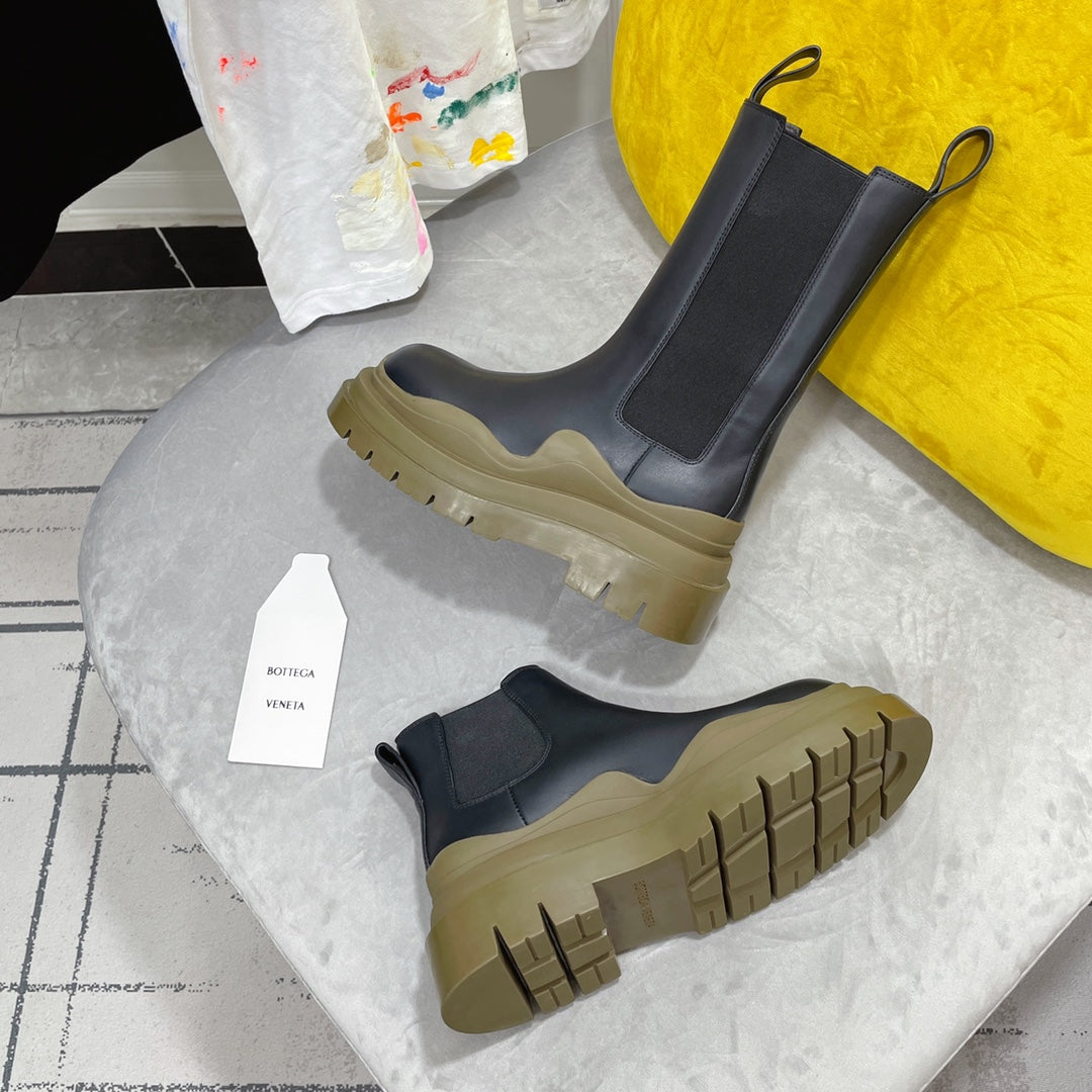 TIRE CHELSEA BOOT IN BLACK MIX OLIVE GREEN CALFSKIN
