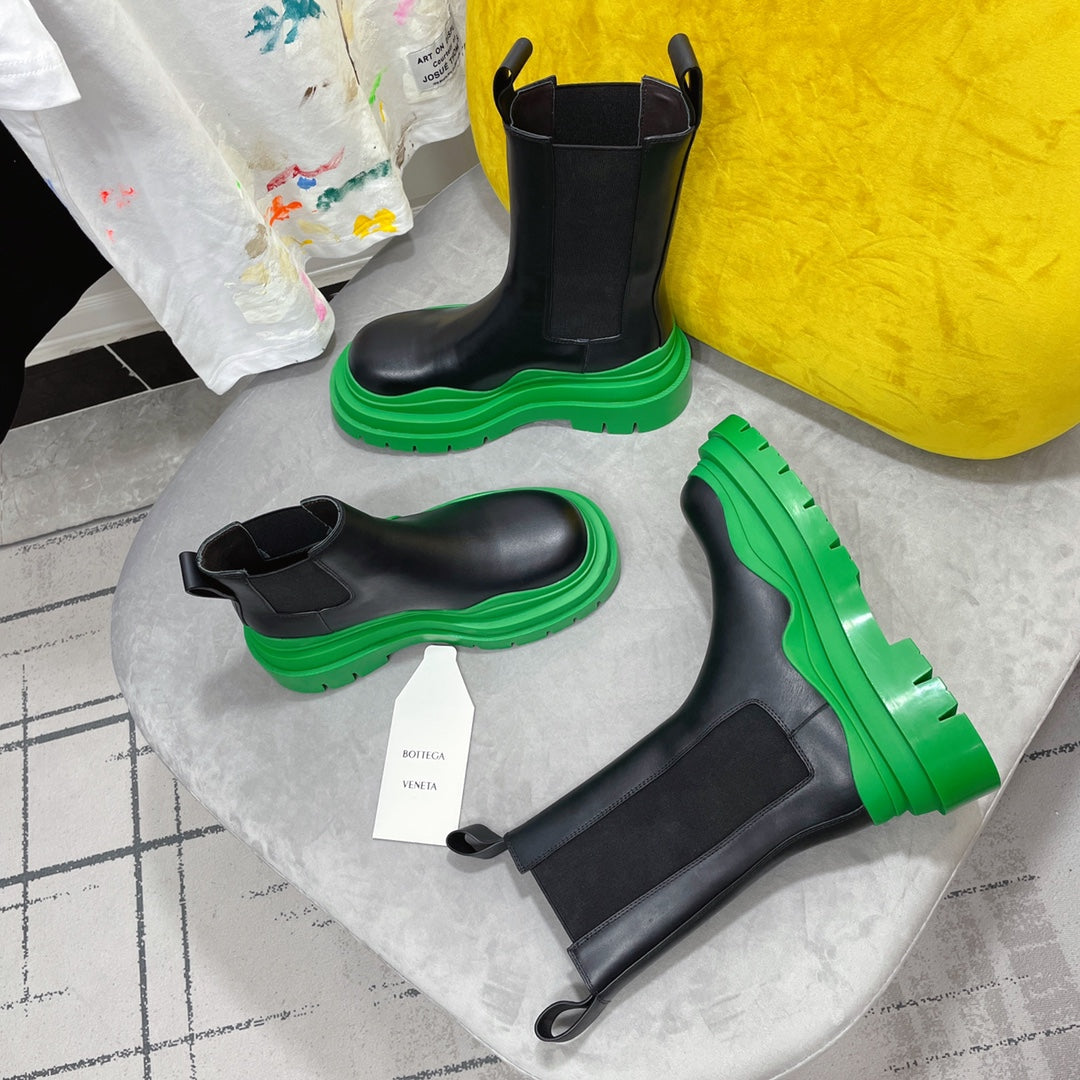 TIRE CHELSEA BOOT IN BLACK MIX EMERALD GREEN CALFSKIN
