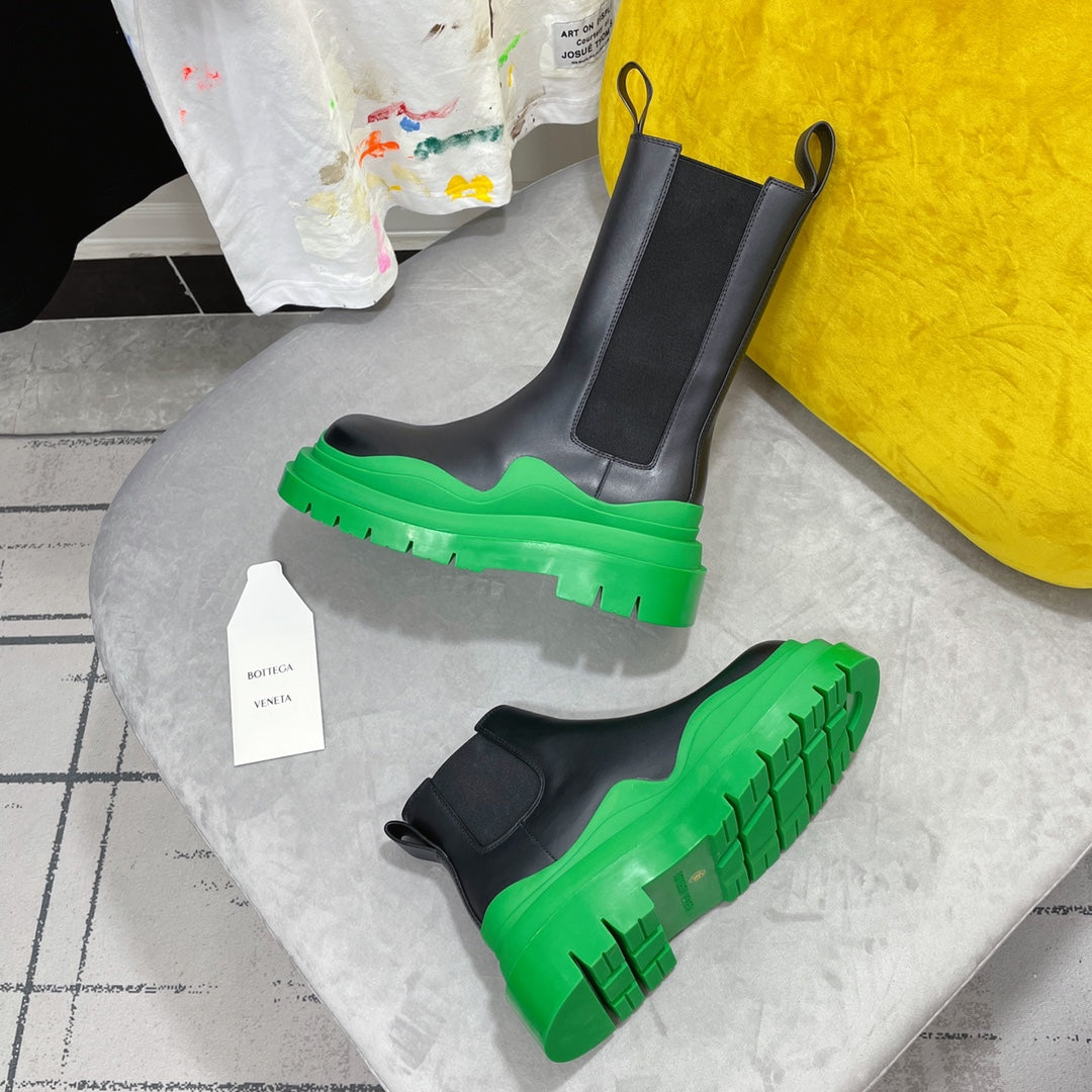 TIRE CHELSEA BOOT IN BLACK MIX EMERALD GREEN CALFSKIN