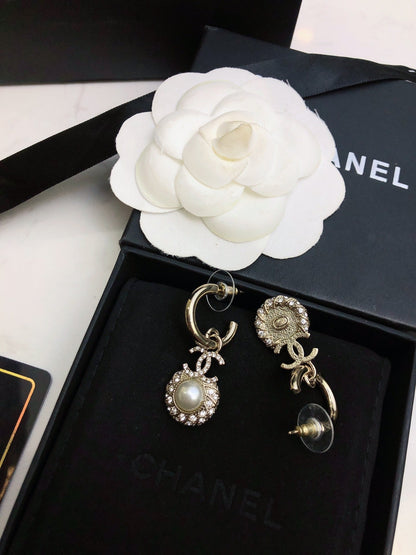 HOOP EARRINGS IN GOLD METAL WHITE PEARL CRYSTAL LOGO