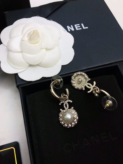 HOOP EARRINGS IN GOLD METAL WHITE PEARL CRYSTAL LOGO