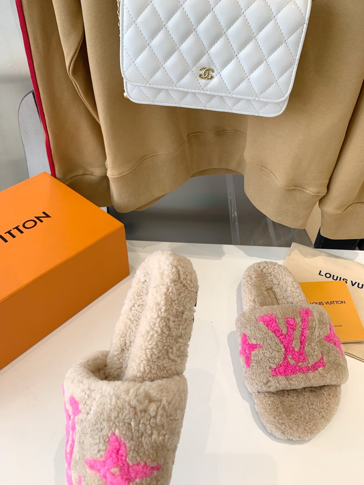 LV WOMEN'S PASEO FLAT SLIPPER IN BEIGE FLEECE WITH BRIGHT PINK LOGO
