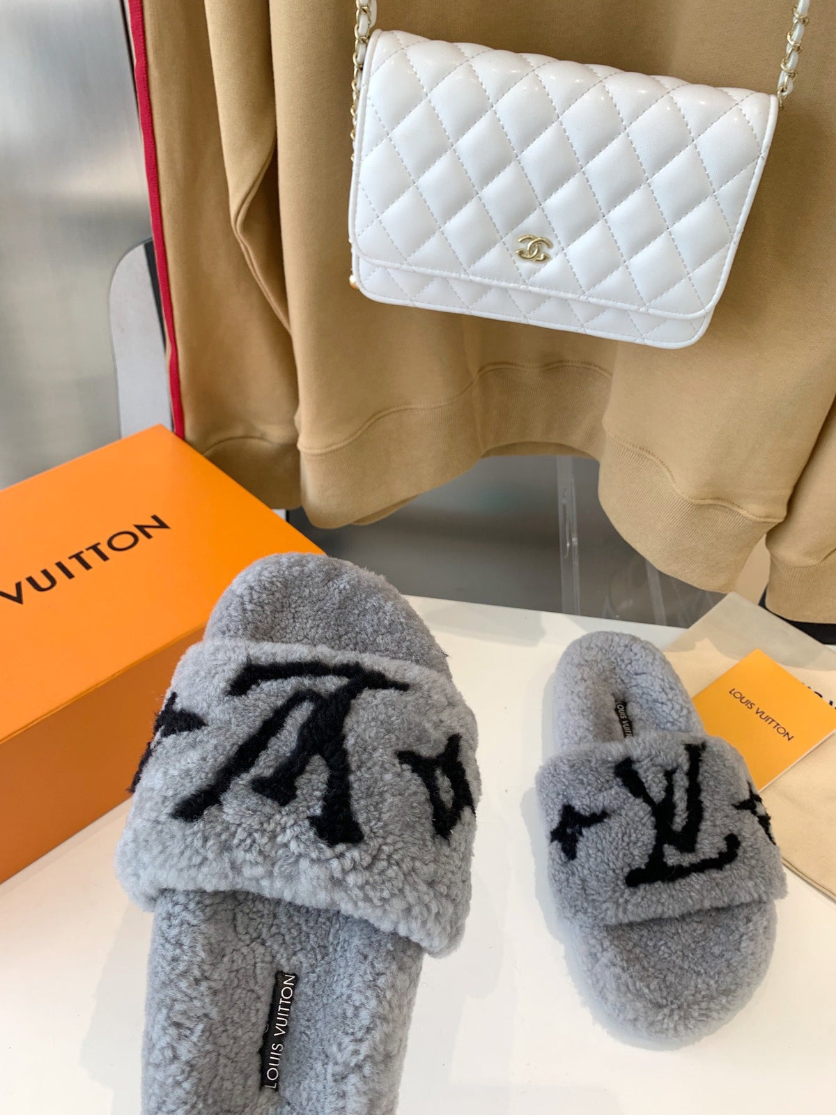 LV WOMEN'S PASEO FLAT SLIPPER IN GREY FLEECE WITH BLACK LOGO