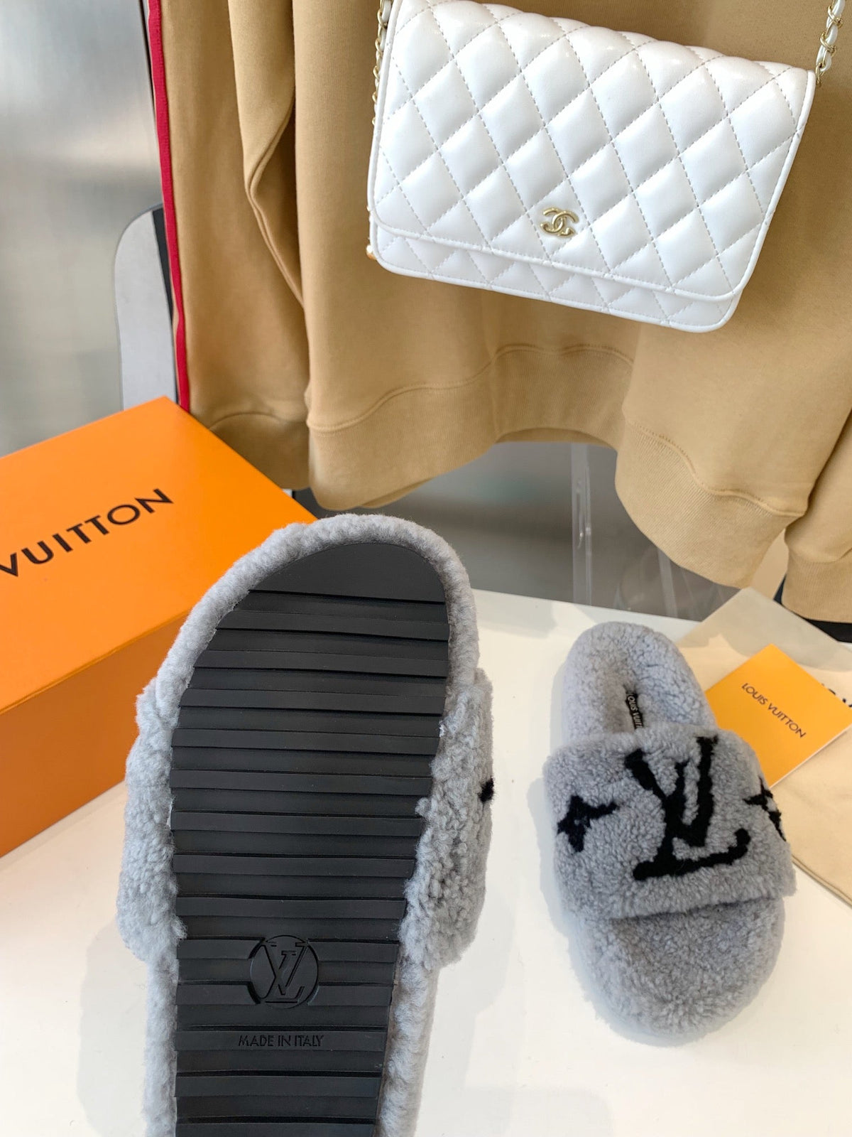 LV WOMEN'S PASEO FLAT SLIPPER IN GREY FLEECE WITH BLACK LOGO