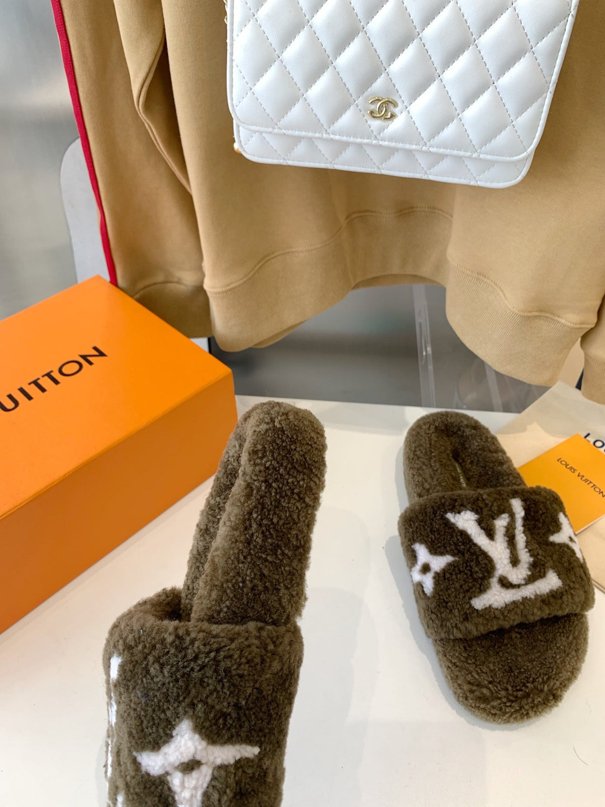 LV WOMEN'S PASEO FLAT SLIPPER IN OLIVE GREEN FLEECE WITH WHITE LOGO
