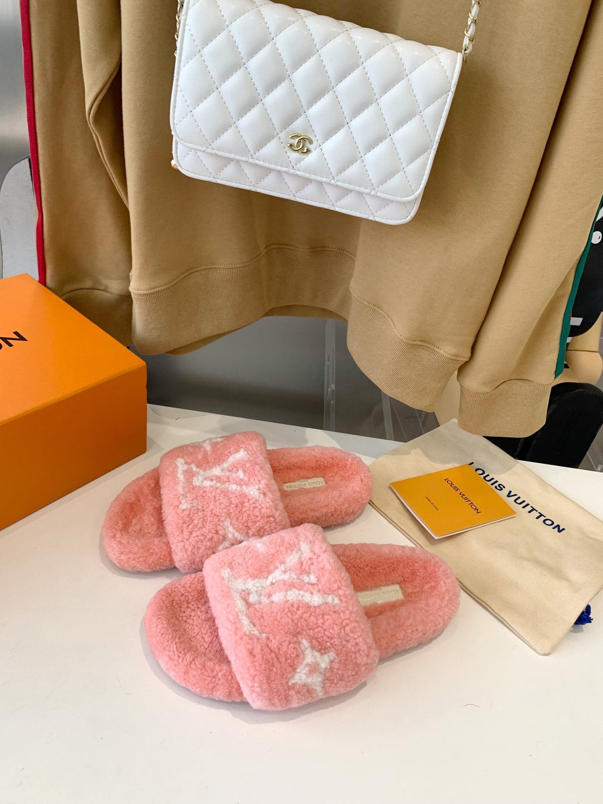 LV WOMEN'S PASEO FLAT SLIPPER IN LIGHT PINK FLEECE WITH WHITE LOGO