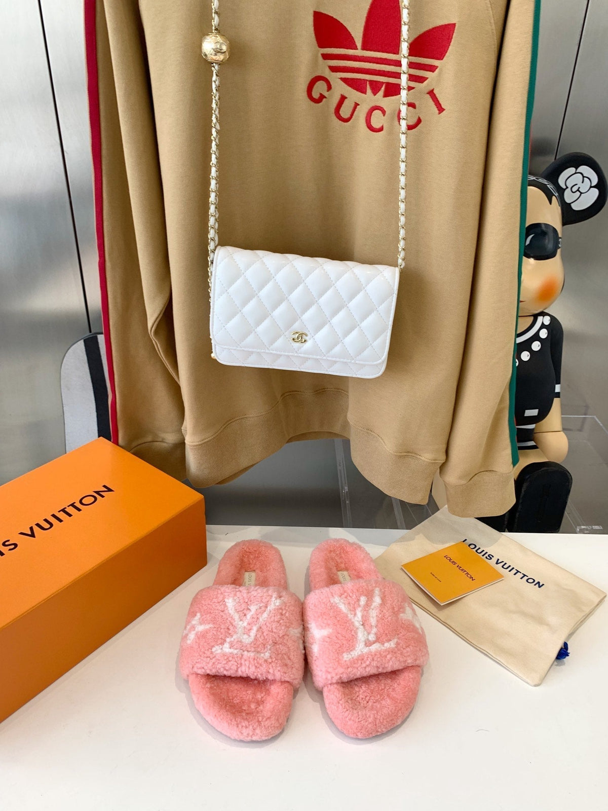 LV WOMEN'S PASEO FLAT SLIPPER IN LIGHT PINK FLEECE WITH WHITE LOGO