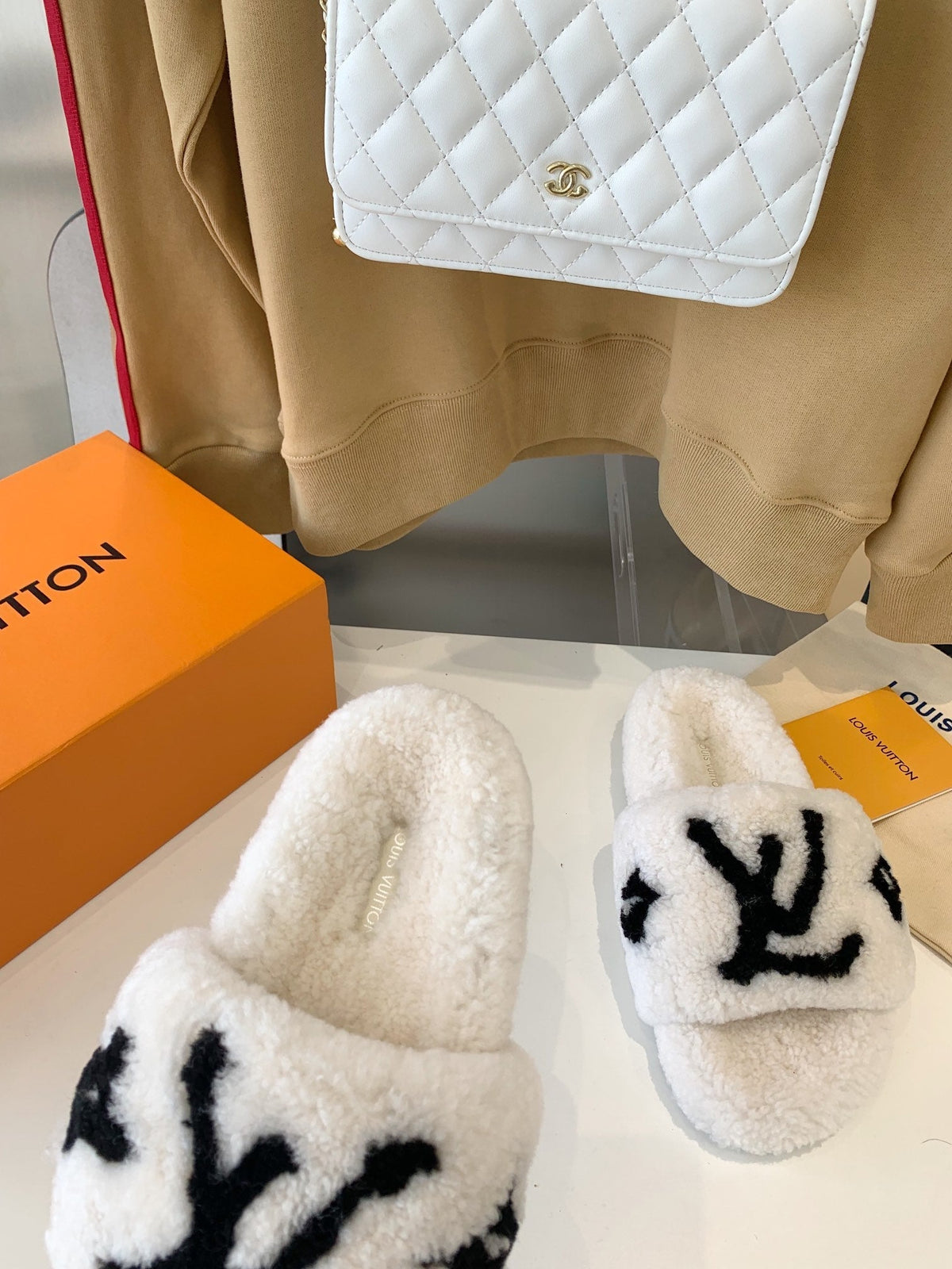 LV WOMEN'S PASEO FLAT SLIPPER IN WHITE FLEECE WITH BLACK LOGO