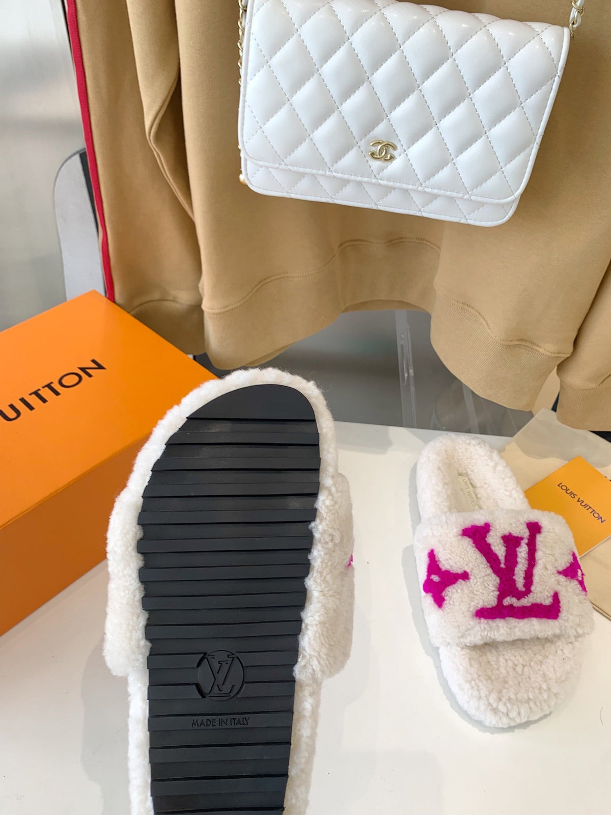 LV WOMEN'S PASEO FLAT SLIPPER IN WHITE FLEECE WITH PINK LOGO
