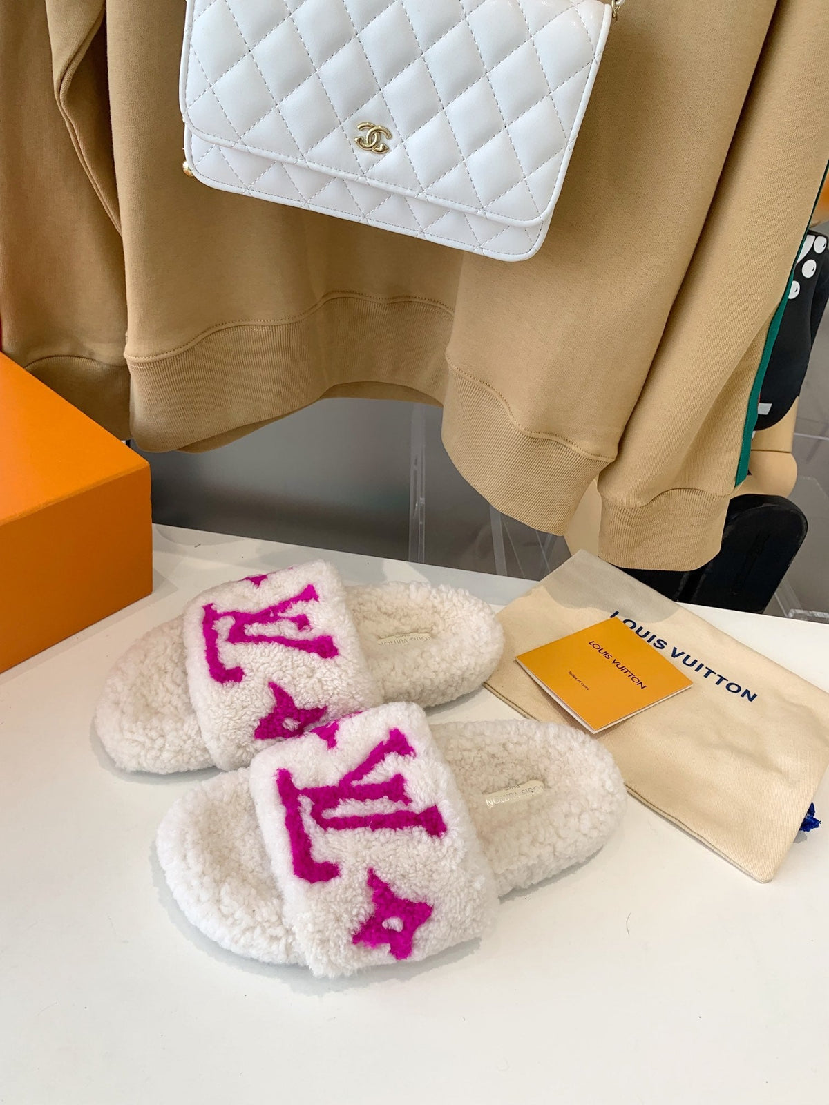 LV WOMEN'S PASEO FLAT SLIPPER IN WHITE FLEECE WITH PINK LOGO