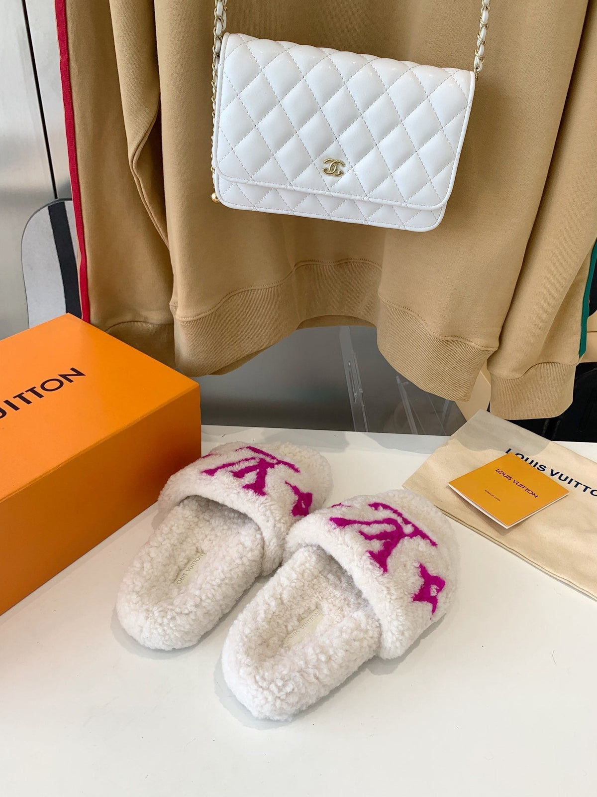 LV WOMEN'S PASEO FLAT SLIPPER IN WHITE FLEECE WITH PINK LOGO