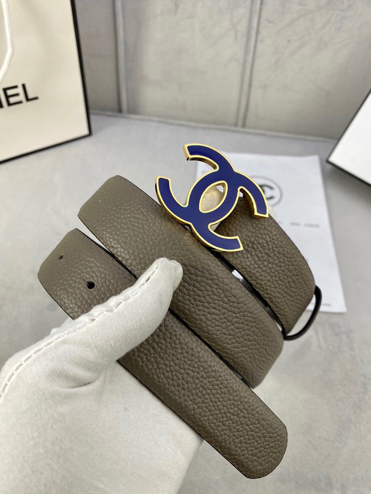 CC 30MM BELT IN MOCHA BROWN GRAINED CALFSKIN WITH NAVY BLUE LOGO