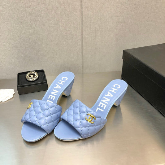 DIAMOND-QUILTED 6 CM SANDALS IN CAROLINA BLUE LAMBSKIN