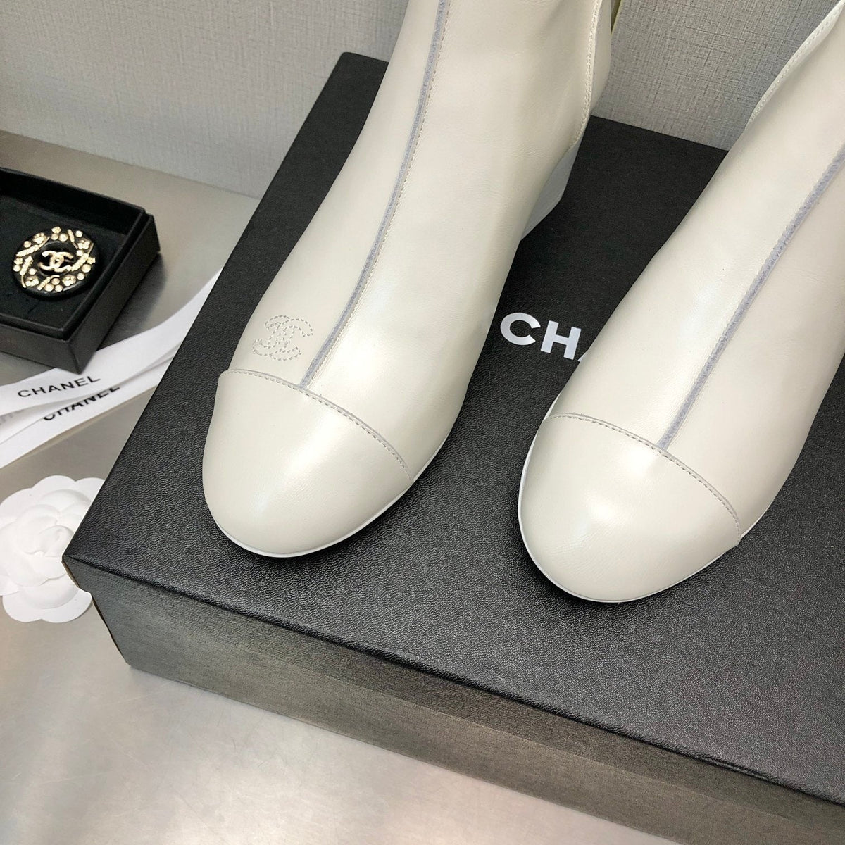 BLOCK HEEL ANKLE BOOTS IN WHITE CALFSKIN