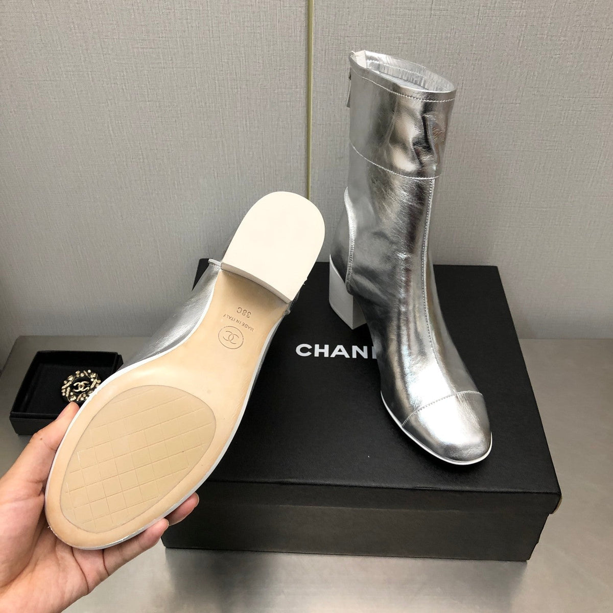 BLOCK HEEL ANKLE BOOTS IN SILVER CALFSKIN