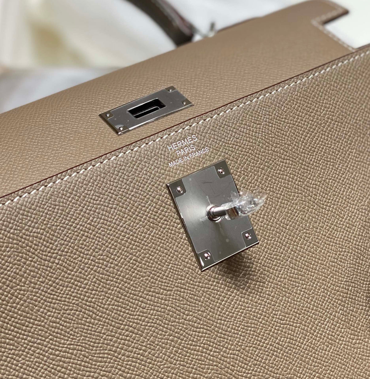 KELLY 28CM IN ETOUPE EPSOM CALFSKIN GOLD HARDWARE