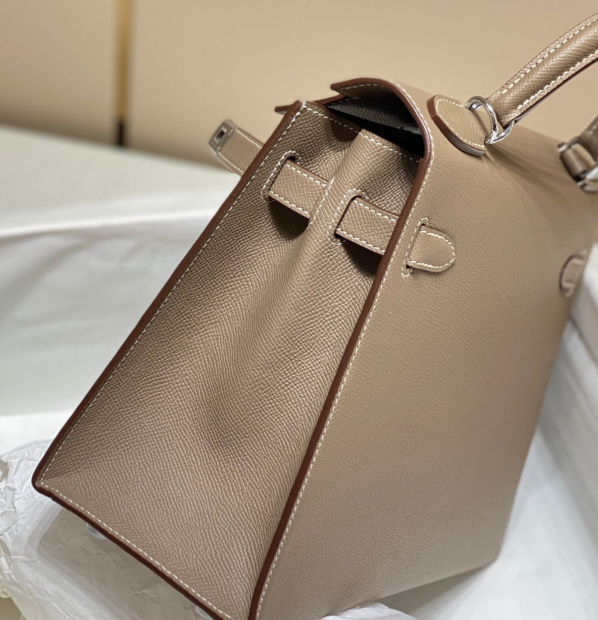 KELLY 28CM IN ETOUPE EPSOM CALFSKIN GOLD HARDWARE