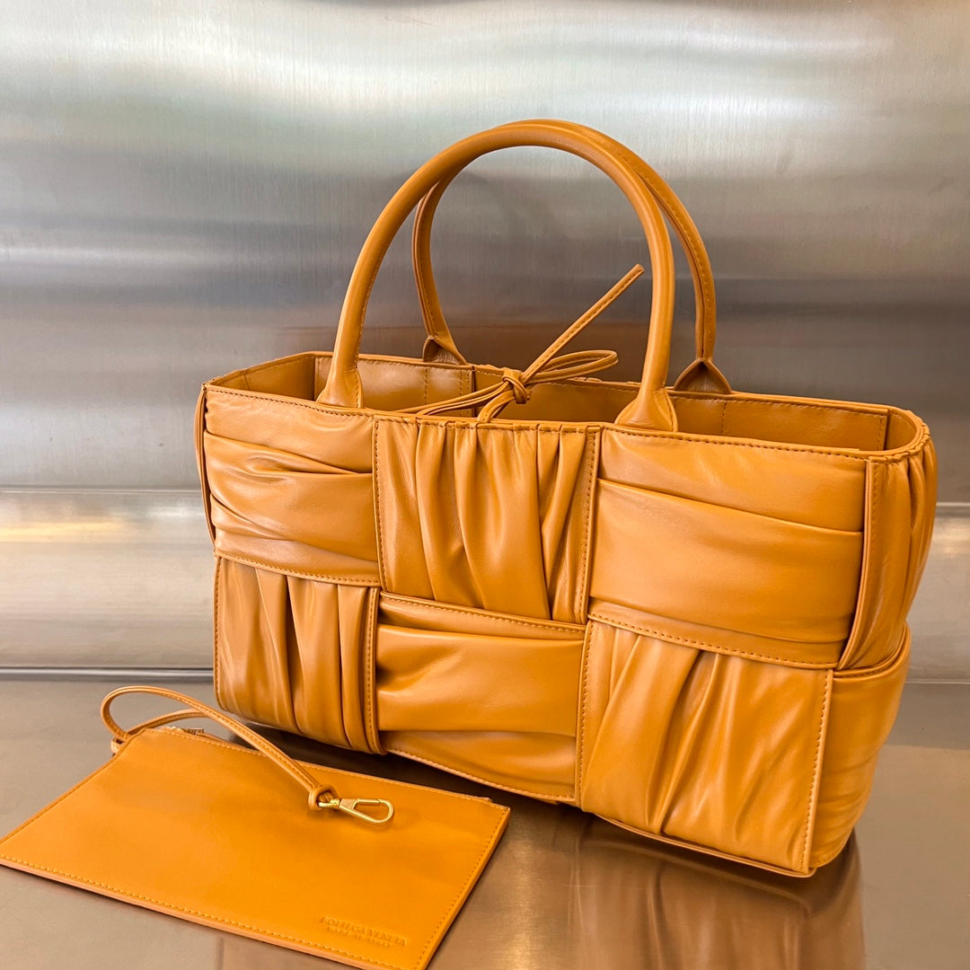 SMALL ARCO TOTE 30 IN PIZAZZ ORANGE SOFT LAMBSKIN