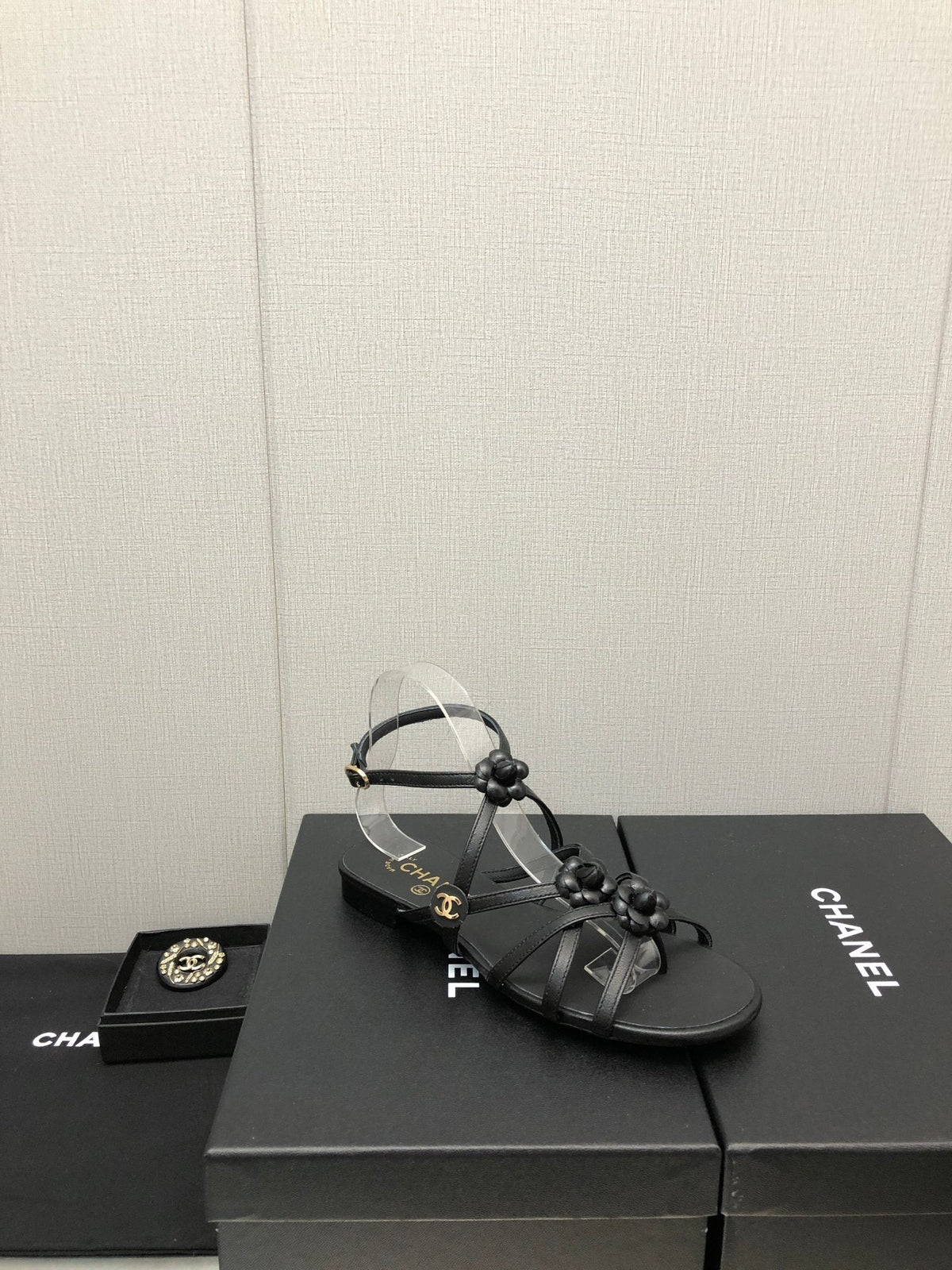 FLORAL FLAT SANDAL IN BLACK LAMBSKIN