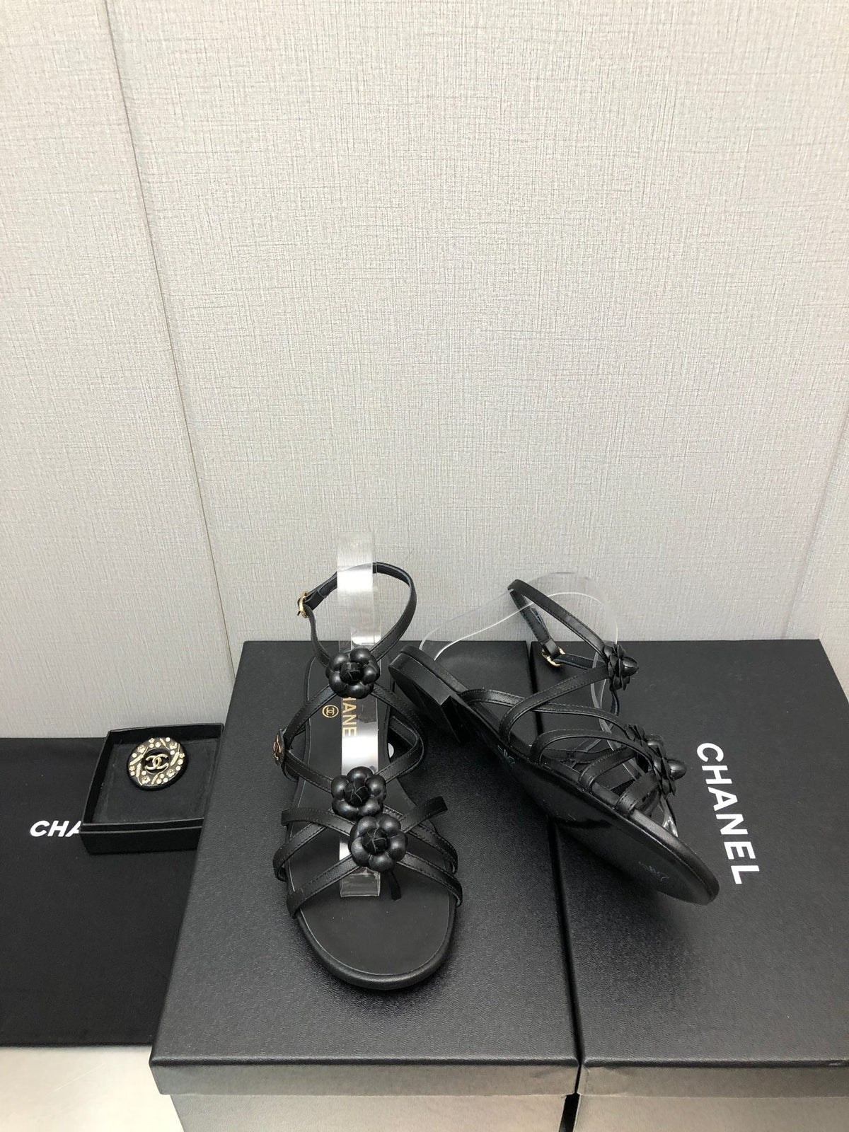FLORAL FLAT SANDAL IN BLACK LAMBSKIN