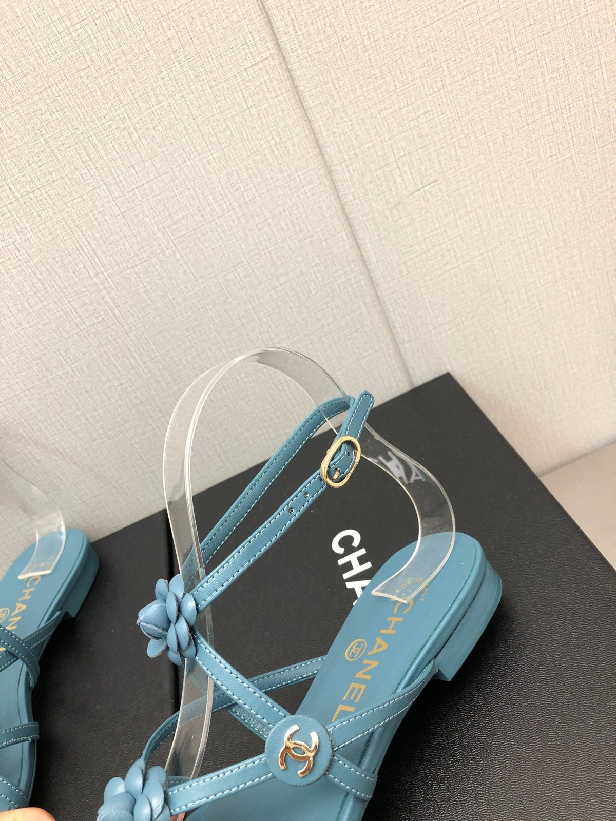 FLORAL FLAT SANDAL IN SAPPHIRE BLUE LAMBSKIN
