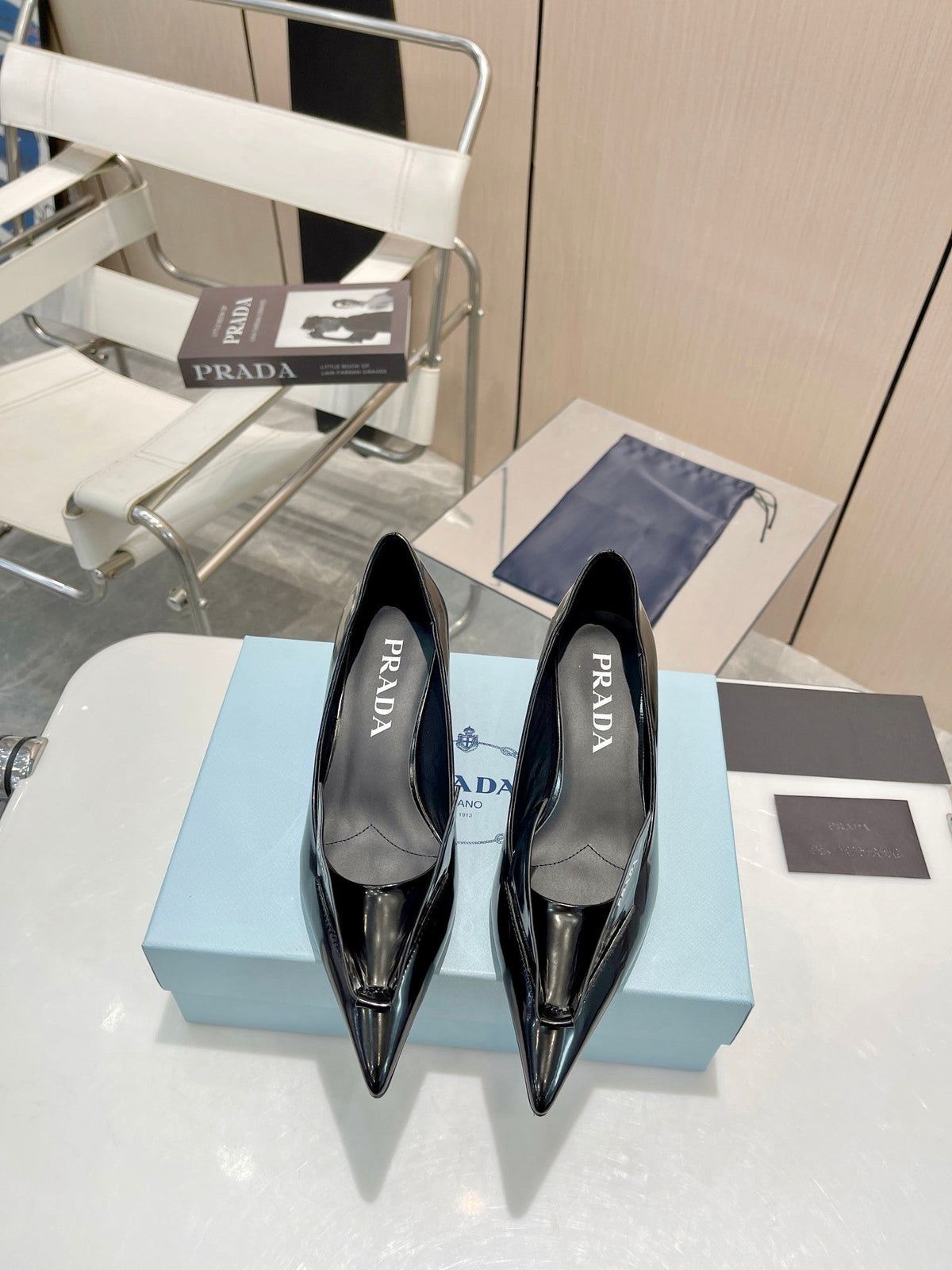 KITTEN HEEL PUMPS WITH CREATIVE SHAPE IN BLACK GLOSSY LAMBSKIN